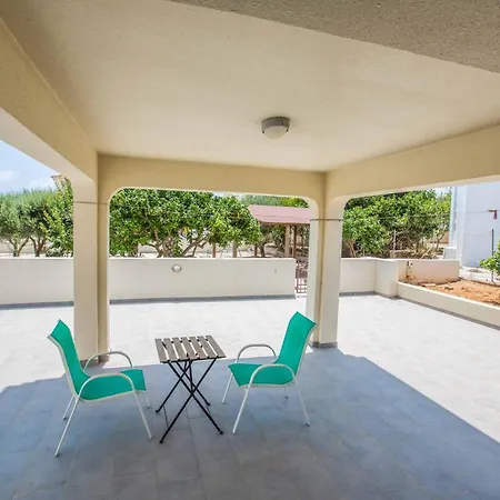 Delfini 16 Протарас